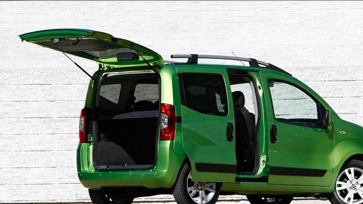 Fiat Fiorino Qubo In Green Side Pose N Trunk Open